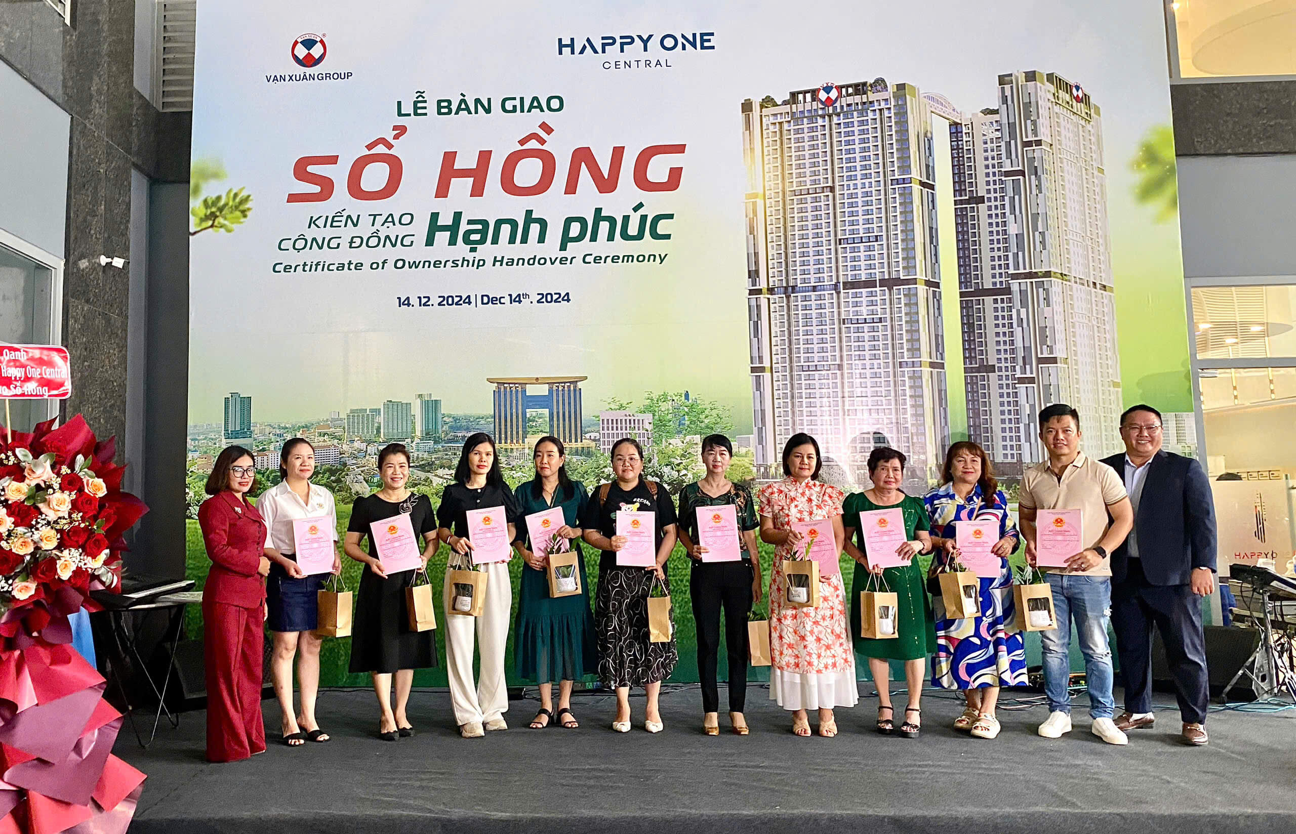 Dự án Happy One Central của Vạn Xuân Group vừa đánh dấu một cột mốc quan trọng khi bàn giao 364 sổ hồng đợt đầu